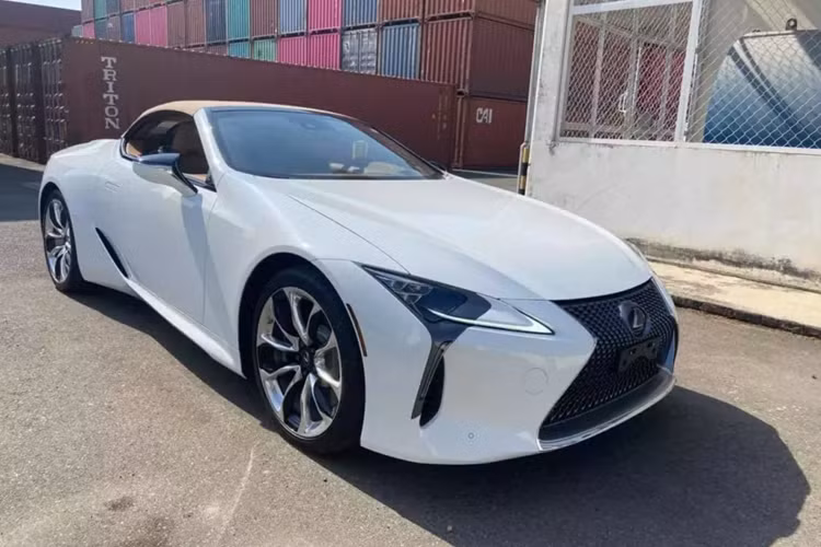  Lexus LC 500 độc nhất Việt Nam này là 1 trong những chiếc xe thể thao khá thú vị của hãng xe Nhật Bản, nó dường như được sinh ra để khách hàng thích dòng xe LFA nhưng không đủ tiền để sở hữu, từ thiết kế đến khả năng vận hành... chính điều này đã có gần 5 chiếc xe Lexus LC 500 về Việt Nam, nhưng chỉ có đúng 1 chiếc thuộc bản mui trần.