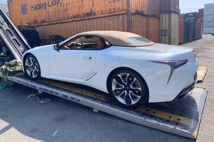 Lexus LC 500 Convertible sử dụng động cơ hút khí tự nhiên V8, dung tích 5.0 lít sản sinh ra công suất tối đa 471 mã lực tại vòng tua máy 7.100 vòng/phút và mô-men xoắn cực đại 539 Nm tại vòng tua 4.800 vòng/phút.