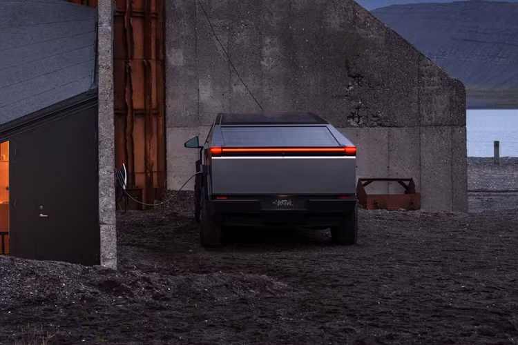 Tesla cho biết trên X rằng các bản cập nhật Online sẽ sớm được phát hành để người dùng có thể cập nhật cho chiếc xe Tesla Cybertruck 2024 chạy điện của mình.