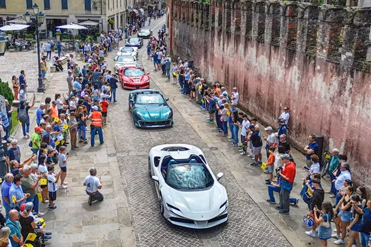 Ngày hôm sau, toàn bộ những khách hàng của hãng xe Ferrari chào tạm biệt lần cuối và rời Venice, ra đi với những kỷ niệm khó quên về những con đường tuyệt vời, khung cảnh ngoạn mục và ẩm thực tinh tế mà chỉ miền Bắc nước Ý mới có.