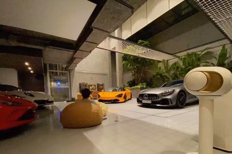 Trong bức ảnh này ta có thể thấy có sự góp mặt của thần gió, Pagani Huayra trong garage Cường Đô la, siêu xe triệu đô này thuộc sở hữu của Minh Nhựa, vì tay chơi này đang sửa nhà, nên để bom tấn của mình trong hầm xe nhà bạn thân.