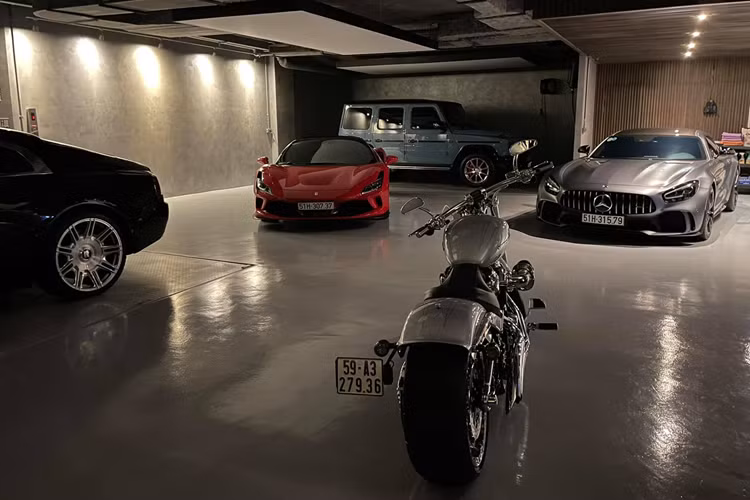 Ngoài ra, khu vực tầng hầm garage xe của Cường Đô la còn có siêu xe mui trần Ferrari SF90 Spider, xe thể thao giới hạn Porsche 911 Sport Classic...