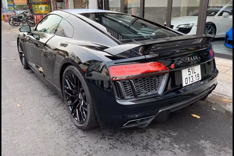  Audi R8 V10 Plus dùng chung động cơ V10 hút khí tự nhiên dung tích 5.2 lít với “đối thủ” Lamborghini Huracan LP610-4, do cả 2 xe đều của tập đoàn Volkswagen. Cỗ máy này cho sức mạnh 602 mã lực và mô-men xoắn tối đa 560 Nm, đi kèm hệ dẫn động 4 bánh AWD cùng hộp số tự động 7 cấp.