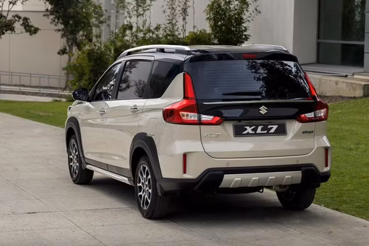 Bảng màu ngoại thất của xe cũng được bổ sung các tùy chọn mới và kiểu phối 2 tông màu. Với bản 2 tông màu, các chi tiết như nóc xe và gương chiếu hậu sẽ sơn màu đen, còn các chi tiết chrome và vành vẫn giữ màu sáng.