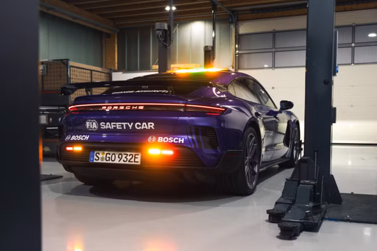 Tuy nhiên, đối với mẫu xe Taycan Turbo GT, mẫu xe này thậm chí còn mạnh mẽ hơn khi có khả năng sản sinh công suất 777 mã lực ở trang bị mặc định và lên tới 1.019 mã lực khi tăng tốc ở chế độ Attack Mode.