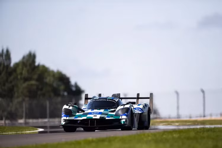 Điểm khác biệt của Aston Martin Valkyrie AMR-LMH bản đua so với tất cả xe trong phân khúc hypercar là động cơ V12 hút khí tự nhiên, dung tích 6.5 lít. Các tay đua đối thủ của Ferrari, Peugeot, Toyota, Lamborghini, BMW, Porsche và Cadillac đều có động cơ V6 và V8, không loại nào có âm thanh ấn tượng như V12 của Valkyrie.