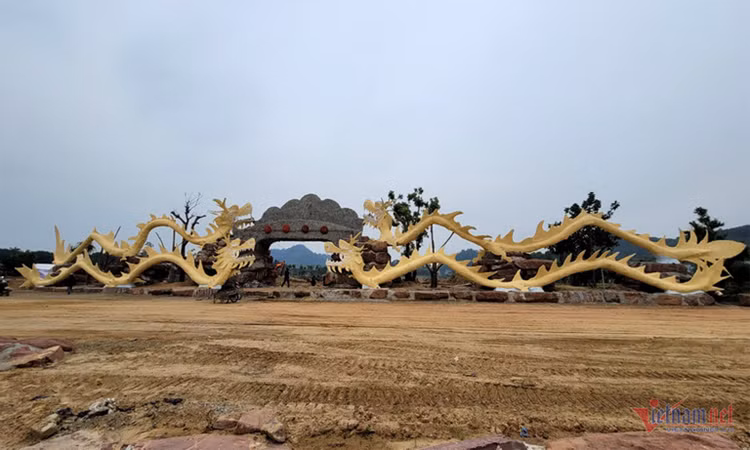 Những ngày qua, dư luận ở Thanh Hóa xôn xao về 4 con rồng gầy nhom trong khuôn viên của công ty SOTO. Nhiều người cho rằng con rồng này trông giống “con giun”. Cũng nhiều ý kiến cho rằng nhìn như con “lăng quăng”, con “cá ngựa”… mất tính oai phong, thiếu tính thẩm mỹ. (Hai cặp rồng ở khu vui chơi của công ty SOTO