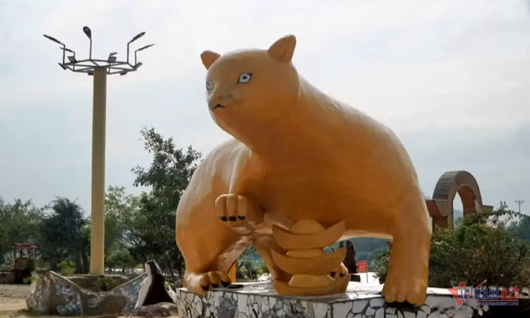Ông Trần Phú Dũng, Chủ tịch UBND xã Tiên Trang, huyện Quảng Xương cho biết, hai cặp tượng rồng này do công ty SOTO làm và đặt tại khu đất thuộc khuôn viên khu vui chơi của công ty. Năm nào công ty này cũng làm tượng linh vật chào đón năm mới. Những linh vật này thực chất không bắt mắt. Tuy nhiên, đó có thể là ý tưởng tạo điểm nhấn cho người dân đến tham quan.