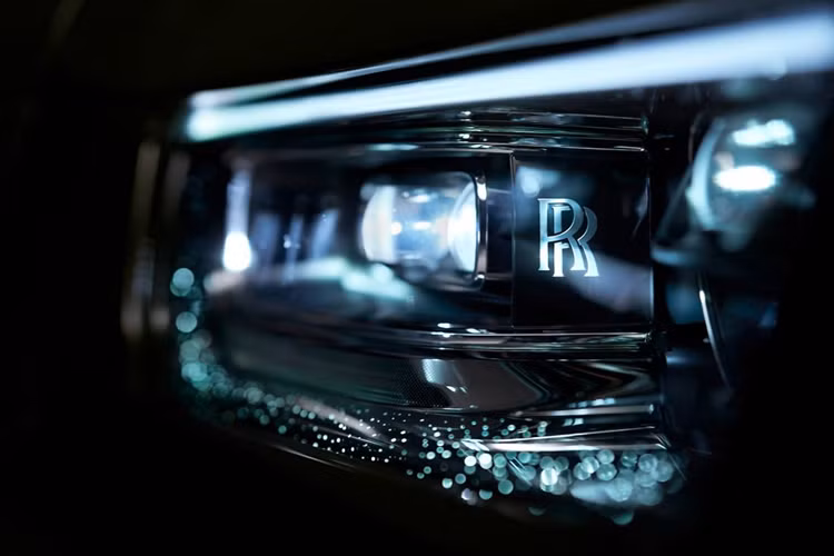 Logo Spirit of Ecstasy của xe nằm cao hơn gần 12 mm trên nắp capô và lưới tản nhiệt cũng được chỉnh sửa nhẹ thiết kế, so với bản cũ.