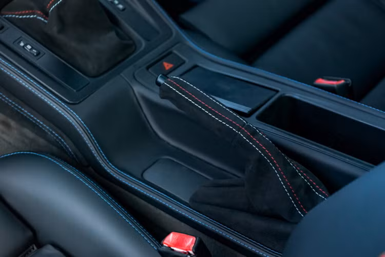Ngoài ra, diện mạo của xe cũng được nâng cấp với phần cản trước và sau của 850 CSi, cánh lướt gió phía sau và gương chiếu hậu thể thao M. Chiếc xe cũng đã được sơn lại trong dự án phục hồi kéo dài 3 năm và khoang nội thất 2+2 được bọc lại bằng da và Alcantara.
