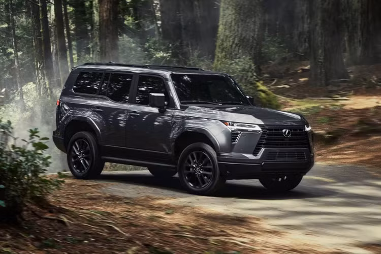 Bên trong mẫu SUV hạng sang này là không gian nội thất 3 hàng ghế rộng rãi. Ghế của xe được bọc da semi-aniline pha NuLuxe sang trọng và có tính năng sưởi ấm/thông gió ở hàng ghế trước.