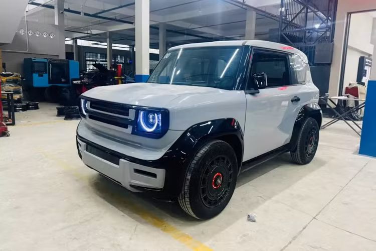 Và đến nay, chiếc VinFast VF3 độ đắt nhất Việt Nam đã hoàn thành, nhận được khá nhiều sự quan tâm của cộng đồng mạng, có người còn đùa rằng, tiền độ xe có khi gấp 3 đến 4 lần giá trị xe, dù chủ nhân không chia sẻ gì quá nhiều về chi phí cho dự án độ này.