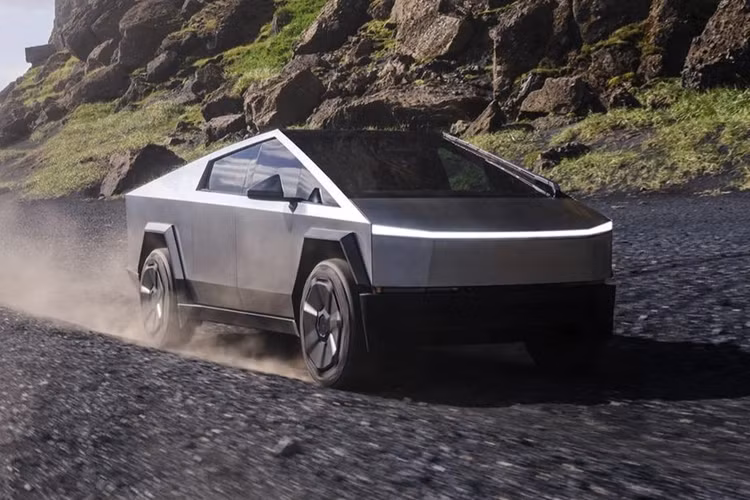 Sau nhiều lần lỡ hẹn, Tesla Cybertruck đã chính thức được trình làng vào cuối năm 2023 với ba phiên bản (RWD, AWD và Cyberbeast), đi cùng giá bán dao động từ 57.390 - 96.390 USD (1,45 - 2,43 tỷ đồng).