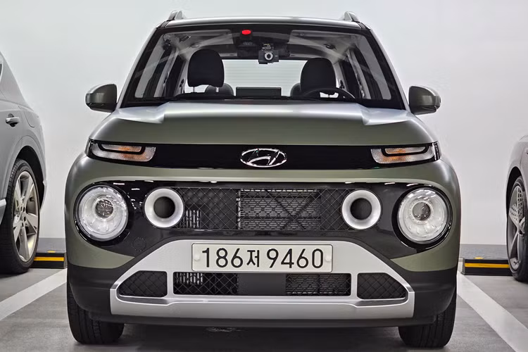 Thứ hai là động cơ xăng 3 xi-lanh, tăng áp, dung tích 1.0L với công suất tối đa 100 mã lực và mô-men xoắn cực đại 172 Nm. Cả hai động cơ đều kết hợp với hệ dẫn động cầu trước và hộp số tự động 4 cấp.