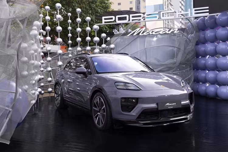 Ngay bên dưới là đèn chiếu sáng ban ngày giống với thiết kế trên Panamera thế hệ mới. Phía sau xe được trang bị dải đèn LED trải dài toàn bộ chiều rộng đuôi xe, đi cùng dòng chữ Porsche nằm giữa đèn hậu có hiệu ứng 3D.