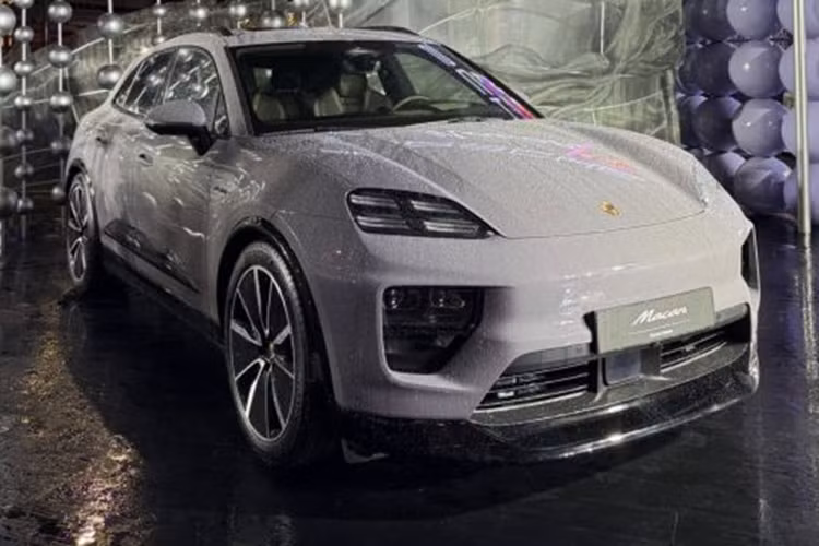 Được gia tăng kích thước nên Macan EV có không gian nội thất rộng rãi hơn mang đến chỗ ngồi thoải mái hơn cho hành khách. Bên cạnh đó khoang hành lý cũng được tăng lên so với phiên bản động cơ đốt trong.