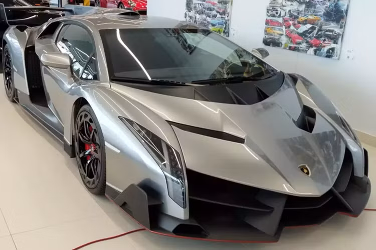 Lamborghini Veneno đang là mẫu siêu xe nhận được nhiều sự quan tâm nhất của giới mê xe tại Việt Nam cũng như Asean, lý do vì mới đây, 1 chiếc Lamborghini Veneno hàng hiếm đã xuất hiện trong showroom xe của người Việt tại đất nước Campuchia, khiến không ít người bất ngờ.