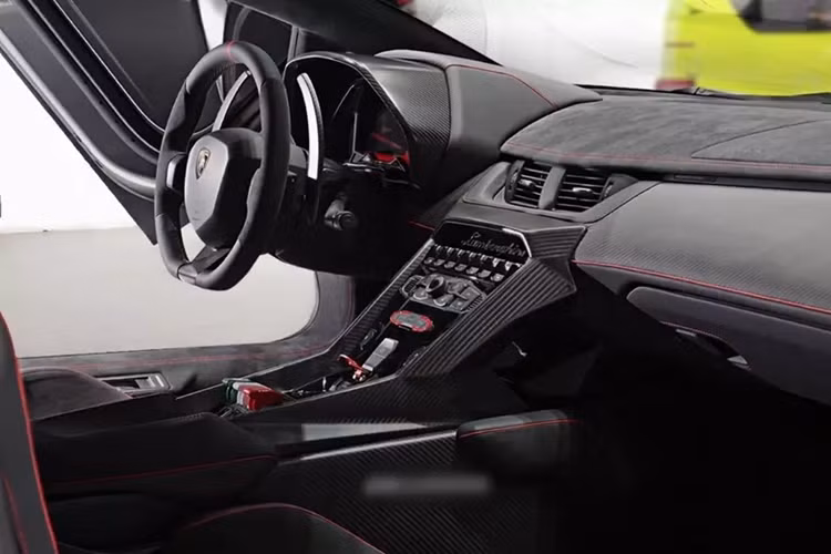 Giá xe Lamborghini Veneno lúc ra mắt trên 4 triệu đô la, ước tính các dân chơi Hồng Kông phải chi trên 8 triệu đô la để giúp xe lăn bánh.