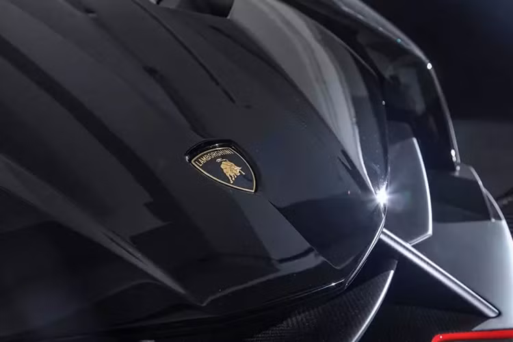 Nhiều người đang rất tò mò không biết chiếc siêu xe Lamborghini Veneno mới về Campuchia từng làm dâu nước nào, phải chăng là xe màu đen của đại gia Hồng Kông. Phải chờ đến khi showroom nhập xe về tung ảnh chi tiết, mới biết rõ xe ở Campuchia là coupe hay mui trần, và mang số thứ tự bao nhiêu.