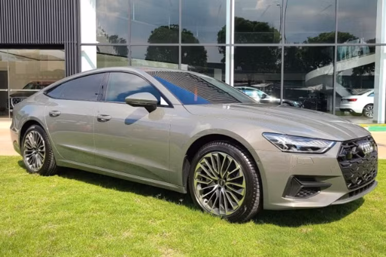 Theo tư vấn bán hàng, mức giá xe Audi A7 Sportback 2024 tham khảo là 2,99 tỷ đồng. Tuy nhiên, đây chưa phải giá bán chính thức của xe bởi phía Audi Việt Nam vẫn chưa xác nhận. Mức giá này được cho là thấp hơn đáng kể so với bản cũ và thậm chí còn ngang với Mercedes-Benz E 300 (2,89 tỷ đồng).