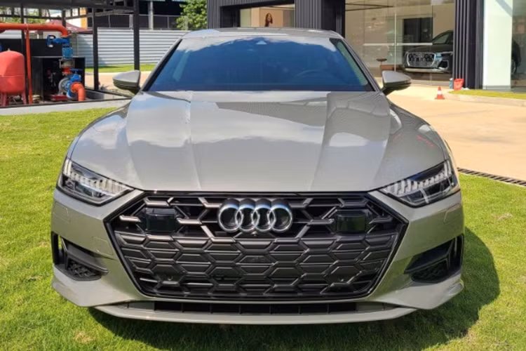 Trong khi đó, mẫu xe sedan Audi A7 Sportback hạng sang ở phân khúc cao hơn E 300 và là xe nhập châu Âu. Sở dĩ có mức giá thấp như vậy là do xe đã được thay đổi động cơ so với phiên bản cũ.