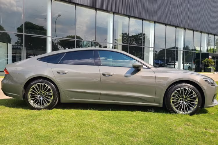 Về thiết kế, Audi A7 Sportback 2024 sở hữu lưới tản nhiệt mới thể thao và khỏe khoắn hơn, đi cùng cụm đèn phía trước là loại Matrix cao cấp. Xe có bộ mâm đa chấu kích thước 19 inch phối 2 tông màu.