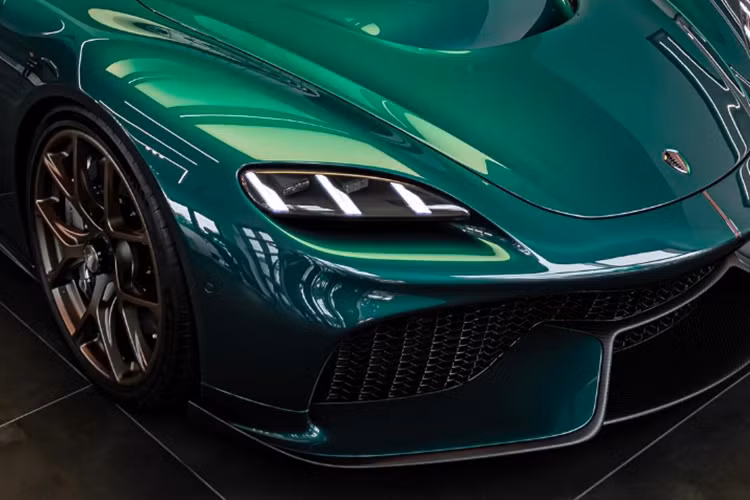 Nói về dòng siêu xe triệu đô Koenigsegg Gemera, đây là 1 siêu phẩm hypercar 4 chỗ ngồi đầu tiên trên thế giới, nhưng nếu tính tổng công suất của động cơ xăng và điện kết hợp với nhau, mẫu xe này còn trở thành phiên bản megacar với tổng công suất lên đến 1.677 mã lực và mô-men xoắn cực đại 3.500 Nm.