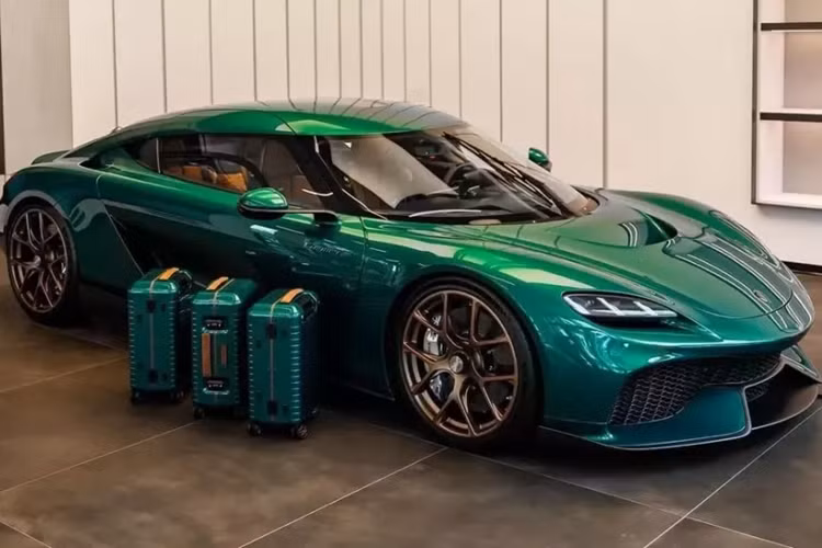 Nhắc đến thương hiệu siêu xe Koenigsegg, nhiều người mê xe ở Việt Nam không còn quá xa lạ khi hãng xe Thụy Điển đã có 2 đại diện xuất hiện tại dải đất hình chữ S này, đó là 1 chiếc xe CCX bản giới hạn 30 chiếc, và nổi bật hơn hẳn là Regera với việc sản xuất chỉ dừng ở con số 80 xe.