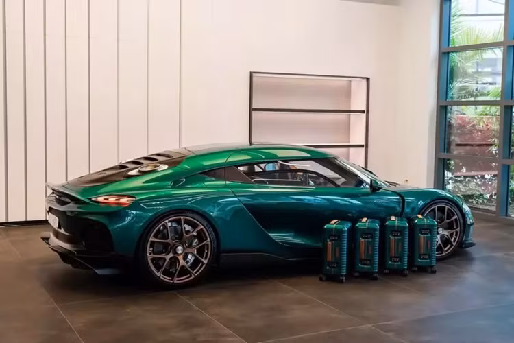 Trong dải sản phẩm của Koenigsegg, còn có 1 mẫu xe rất thú vị đó là Gemera. Koenigsegg Gemera đặc biệt không giống như các anh em cùng nhà, đây là mẫu xe gia đình với 4 chỗ ngồi thoải mái, nội thất rất sang trọng