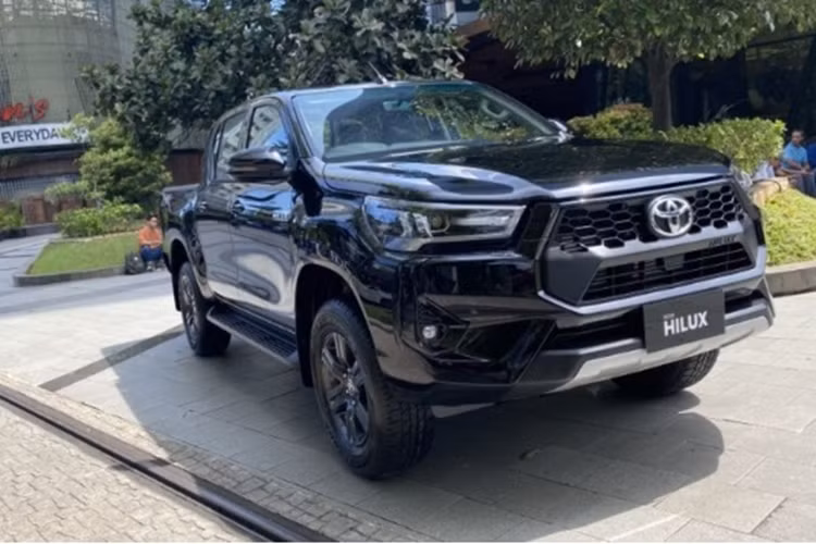 Theo đó, xe được phân phối với 3 phiên bản: E, G và V, mức giá xe Toyota Hilux 2024 dao động từ 442,2 - 526,55 triệu Rupiah (khoảng 685 - 816 triệu đồng). Nhìn chung, ngoại thất của Toyota Hilux facelift ở Đông Nam Á không khác nhiều so với bản dành cho thị trường Úc. 
