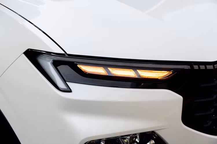 Mới đây, Ford Philippines lại bổ sung thêm một “thành viên” mới cho Ford Territory, đó là phiên bản Sport, hiện là biến thể cao cấp nhất của dòng sản phẩm. Theo đó, Ford Territory Sport 2024 mới được phát triển dựa trên bản Titanium X với kiểu dáng thể thao hơn và được bổ sung thêm một số tính năng mới.