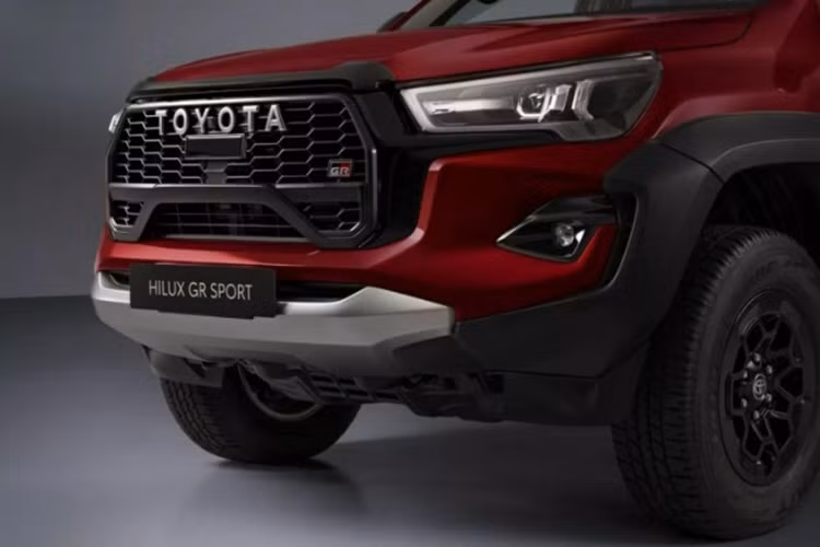 So với phiên bản tiêu chuẩn, mẫu xe bán tải Toyota Hilux GR Sport II 2024 có chiều cao tăng thêm 15 mm, chiều rộng tăng thêm tối đa 155 mm, trong khi chiều dài lại giảm 5 mm. Như vậy, xe có kích thước chiều dài x rộng x cao lần lượt là 5.320 x 2.020 x 1.880 mm và chiều dài cơ sở đạt 3.085 mm.