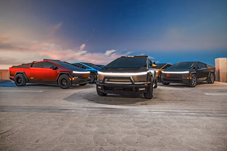 Bộ phận UP.FIT của Unplugged cũng mang theo một chiếc xe tuần tra cảnh sát Tesla Cybertruck được trang bị đầy đủ đến SEMA.