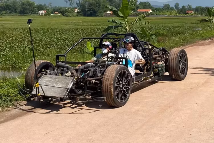 Tuy nhiên, đây là thành quả sau nhiều năm độ chế của nhóm Nhết TV. Đây là một nhóm bạn trẻ đam mê chế tạo ra các siêu xe đắt tiền của các hãng như Lamborghini, Ferrari, Bugatti, Pagani... từ những động cơ xe cũ.