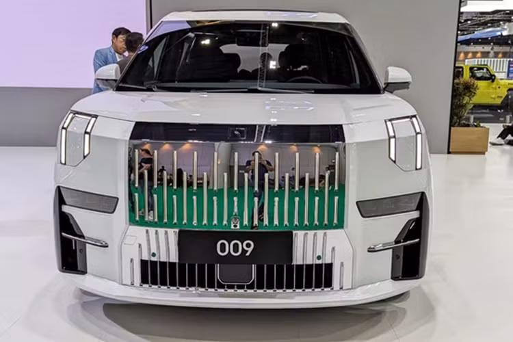 Kích thước đồ sộ cũng chính là điểm đặc trưng của những chiếc Minivan cỡ lớn và Zeekr 009 2024 mới cũng không ngoại lệ. Xe có kích thước tổng thể DxRxC lần lượt là 5.209 x 2.024 x 1.867 (mm). Chiều dài cơ sở lên đến 3.205 mm. Với kích thước to lớn, Zeekr 009 cũng có khối lượng không tải khá năng với 2.830 kg.