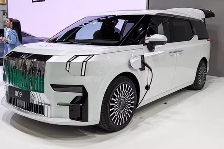  Zeekr 009 chạy điện xuất hiện lần đầu vào tháng 8/2022, là một trong những sản phẩm do trung tâm thiết kế của Zeekr tại Gothenburf, Thụy Điển thực hiện. Việc thiết kế xe được hoàn thành dưới sự hướng dẫn của cựu thiết kế Audi - Stefan Sielaff.