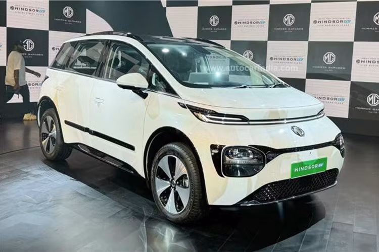 Xe có hệ thống cửa sổ lớn mang lại tầm nhìn rộng cho người ngồi trong xe. Dù được định vị là xe điện giá rẻ nhưng MG Windsor vẫn có chrome mạ viền ở cửa sổ, thềm cửa hay cản trước sau. Mâm xe là loại hợp kim có kích thước 18 inch khá thời thượng.