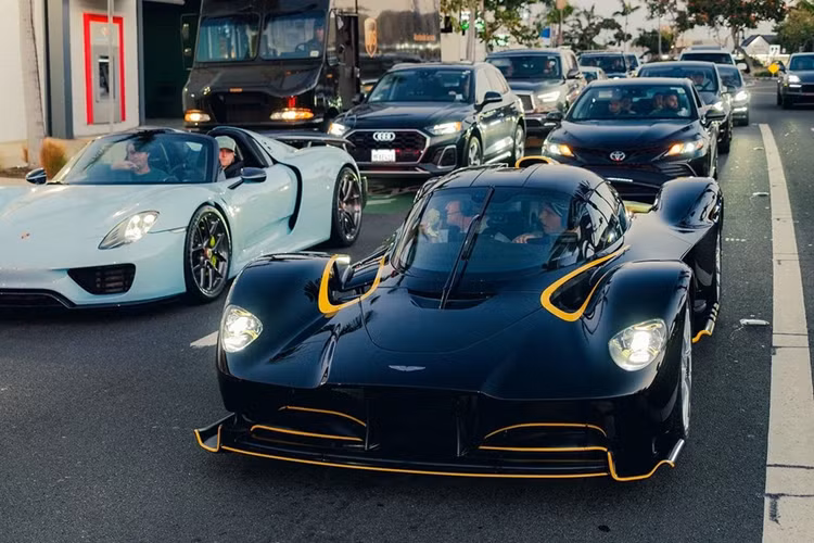 Aston Martin sản xuất giới hạn 150 chiếc Valkyrie và 85 chiếc Valkyrie Spider. Phiên bản dành cho trường đua Valkyrie AMR Pro chỉ được sản xuất với số lượng 40 chiếc.