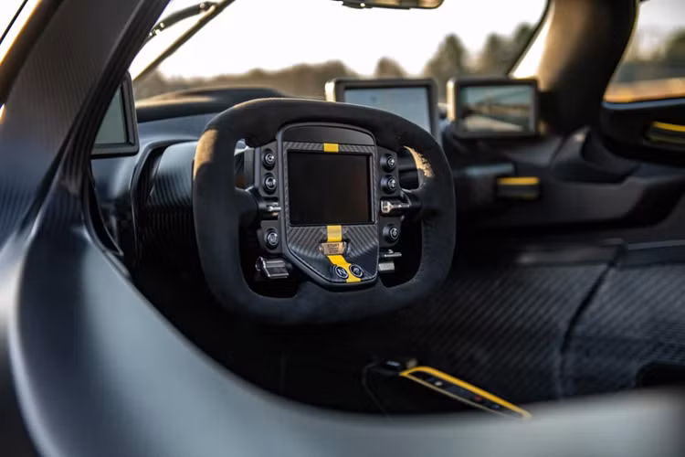 Aston Martin Valkyrie Spider sở hữu thiết kế nội thất tối giản của những chiếc xe đua, đặc biệt thể hiện qua thiết kế vô lăng tích hợp bảng đồng hồ taplo kỹ thuật số.