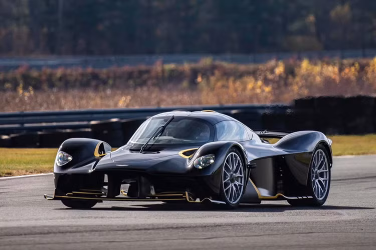 Mức giá xe Aston Martin Valkyrie bản coupe khoảng 3,3 triệu USD, trong khi phiên bản mui trần có giá khởi điểm hơn 4 triệu USD. Hiện tại, Aston Martin đang thử nghiệm mẫu xe đua Valkyrie LMH, vốn sẽ thi đấu tại thể thức World Endurance Championship (WEC) vào năm sau.