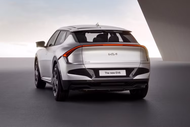 Kia cho biết các mẫu xe dẫn động cầu sau với bánh 19 inch sẽ chạy được quãng đường 494 km mỗi lần sạc tại Hàn Quốc, tăng từ mức 475 km của EV6 cũ. Hệ thống pin mở rộng hiện có khả năng hỗ trợ sạc DC 350 kW và có thể sạc 10-80% trong 18 phút.