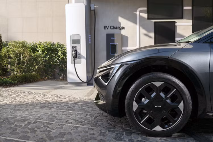 Kia cũng đã thiết kế lại vô lăng hai chấu và bổ sung thêm đầu đọc dấu vân tay để cho phép người lái xe đã đăng ký tài khoản trong xe khởi động xe điện mà không cần chìa khóa. Trên phiên bản này, xe được trang bị thêm tính năng Apple CarPlay và Android Auto không dây tiện dụng hơn cho người sử dụng.
