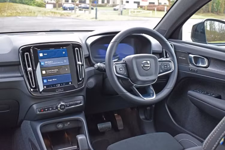 Tại thị trường quốc tế, Volvo EC40 sở hữu khoang cabin hiện đại với các tiện ích như: màn hình cảm ứng trung tâm kích thước 9 inch, hệ thống âm thanh Harman Kardon 600W 14 loa, cảm biến đá cốp, sạc không dây chuẩn Qi, điều hòa tự động 2 vùng, sưởi ghế trước, lọc không khí PM2.5, cửa sổ trời toàn cảnh Panorama và đèn viền trang trí nội thất.