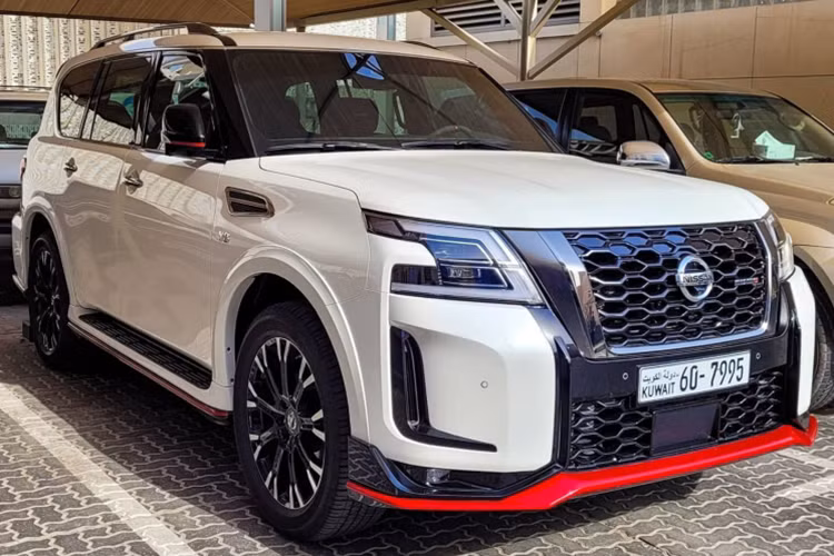 Hành khách phía sau cũng được cung cấp cặp màn hình 12,8 inch. Nissan Patrol lần đầu được giới thiệu vào năm 1951, nổi tiếng với khả năng off-road vượt trội. Các đối thủ trực tiếp của mẫu xe này là Toyota Land Cruiser 300 và Mitsubishi Pajero.