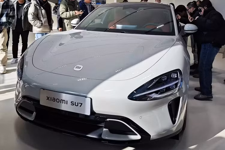 Vào hôm 28/12/2023 vừa qua, hãng điện thoại Xiaomi đã chính thức trình làng mẫu ô tô điện đầu tay mang tên SU7 trong sự kiện tổ chức tại quê nhà Trung Quốc. Rất nhanh sau đó, "gã khổng lồ" của ngành công nghệ này cũng tung ra đoạn video cho thấy khả năng Xiaomi SU7 tự đỗ xe.