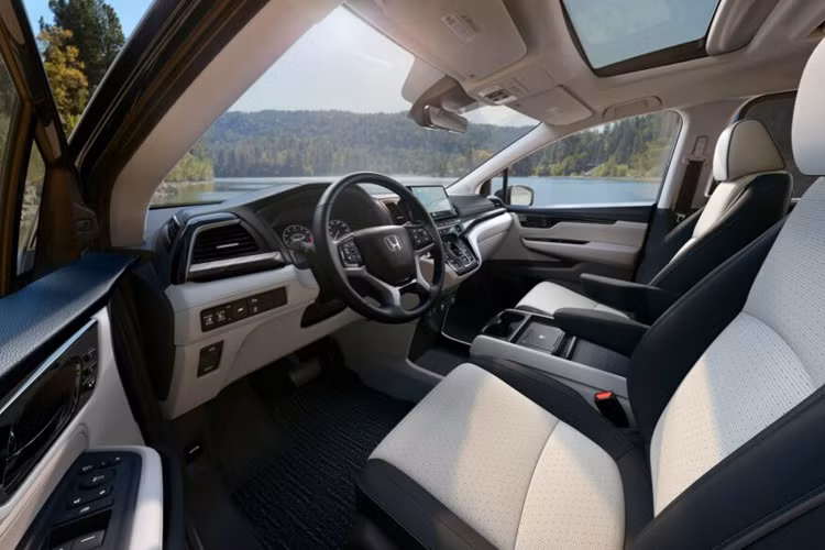 Cản sau cũng được thiết kế lại và có đèn phản quang dọc tương tự như Acura NSX. Hoàn thiện các bản nâng cấp nhẹ chính là hai màu ngoại thất mới: Solar Silver Metallic và Smoke Blue Pearl.