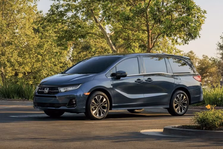 Honda mới đây đã công bố phiên bản nâng cấp dành cho mẫu xe Odyssey tại thị trường Mỹ. Các bản cập nhật của Honda Odyssey 2025 mới được nâng cấp một số chi tiết hiện đại hơn. Ở phần cản trước, xe sở hữu phần cản va cũng như phần lưới tản nhiệt được sửa đổi bắt mắt.