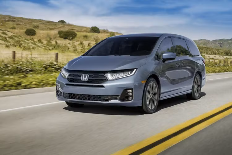 Honda cho biết phần cản trước của xe được hiện đại hóa với những đường nét góc cạnh, tuy nhiên về tổng thể mẫu xe MPV Honda Odyssey 2025 vẫn mang trên mình những đường nét mềm mại. Ngoài ra xe còn có đèn sương mù màu đen lớn hơn bao quanh phù hợp với thiết kế tổng thể của xe.