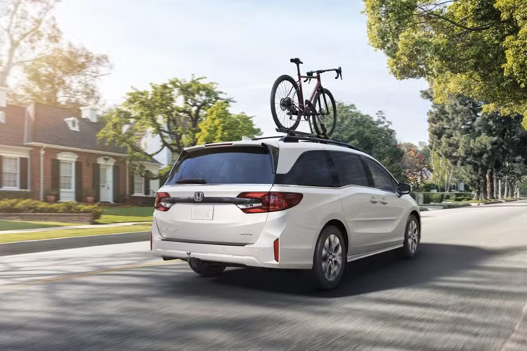 Honda Odyssey phiên bản Touring được trang bị hệ thống định vị, hệ thống quan sát trẻ em CabinWatch, Hệ thống giải trí phía sau và cảm biến đỗ xe phía trước và phía sau.