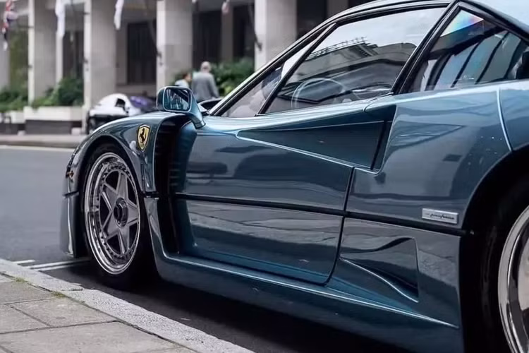 Thêm dầu vào lửa, Ferrari đã chế tạo một vài chiếc xe gợi nhớ đến những mẫu xe cũ hơn. Cả Monza SP1/SP2 và Daytona SP3 đều chứng minh xu hướng với những siêu xe lấy cảm hứng từ phong cách hoài cổ, sản xuất giới hạn (và cực đắt).